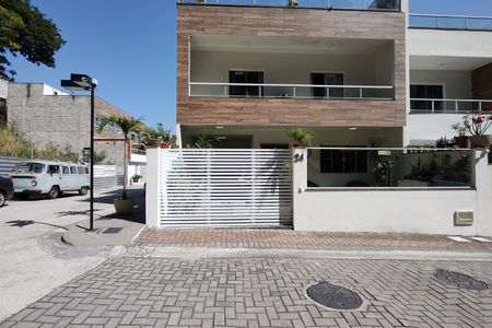 Casa de condomínio à venda com 215m², 3 quartos e 2 vagas Casa de condomínio à venda com 215m², 3 quartos e 2 vagasFachada