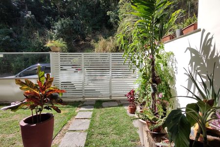 Casa de condomínio à venda com 215m², 3 quartos e 2 vagas Casa de condomínio à venda com 215m², 3 quartos e 2 vagasQuintal