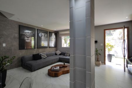 Casa de condomínio à venda com 215m², 3 quartos e 2 vagas Casa de condomínio à venda com 215m², 3 quartos e 2 vagasSala