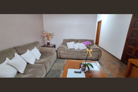 Casa à venda com 450m², 3 quartos e 8 vagasSala