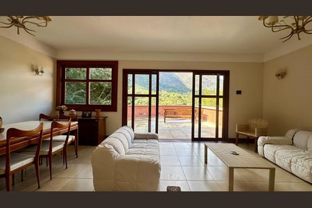 Casa de condomínio à venda com 405m², 6 quartos e 6 vagasSala