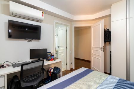 Apartamento à venda com 273m², 4 quartos e 4 vagas Apartamento à venda com 273m², 4 quartos e 4 vagasSuíte 3