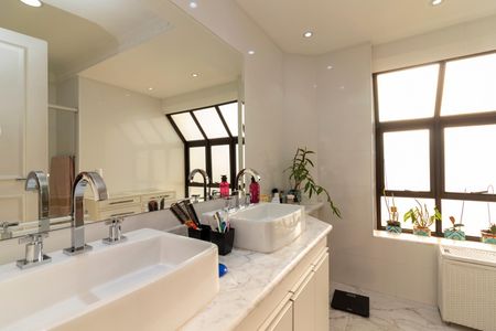 Apartamento à venda com 273m², 4 quartos e 4 vagas Apartamento à venda com 273m², 4 quartos e 4 vagasBanheiro da Suíte 1