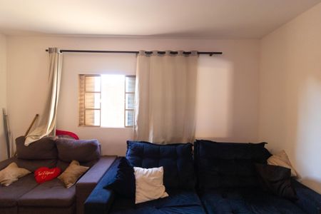 Casa à venda com 140m², 4 quartos e 2 vagas Casa à venda com 140m², 4 quartos e 2 vagasSala