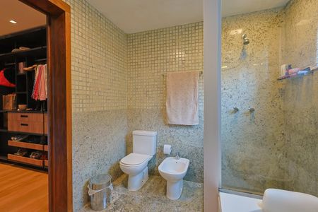 Apartamento à venda com 370m², 3 quartos e 4 vagasBanheiro da Suíte 3