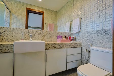 Apartamento à venda com 370m², 3 quartos e 4 vagasBanheiro da Suíte 3