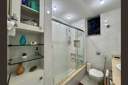 Apartamento à venda com 73m², 2 quartos e sem vaga Apartamento à venda com 73m², 2 quartos e sem vagaBanheiro social