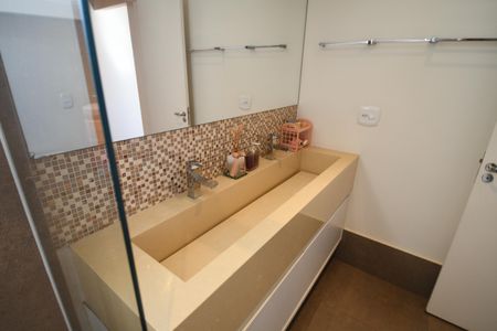 Apartamento à venda com 208m², 5 quartos e 4 vagasBanheiro da Suíte 1