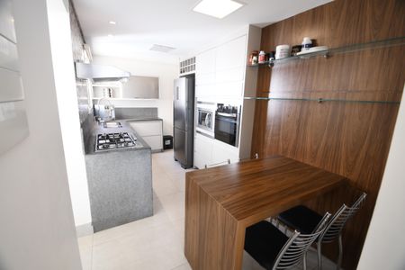 Apartamento à venda com 208m², 5 quartos e 4 vagasCozinha