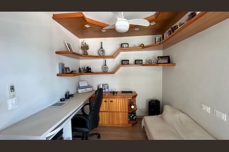 Apartamento à venda com 304m², 3 quartos e 3 vagas Apartamento à venda com 304m², 3 quartos e 3 vagasEscritório
