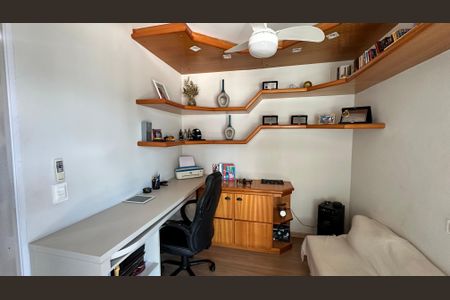 Apartamento à venda com 304m², 3 quartos e 3 vagas Apartamento à venda com 304m², 3 quartos e 3 vagasEscritório