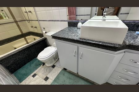 Apartamento à venda com 304m², 3 quartos e 3 vagas Apartamento à venda com 304m², 3 quartos e 3 vagasBanheiro quarto 2