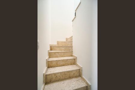 Casa à venda com 100m², 3 quartos e 2 vagas Casa à venda com 100m², 3 quartos e 2 vagasEscada