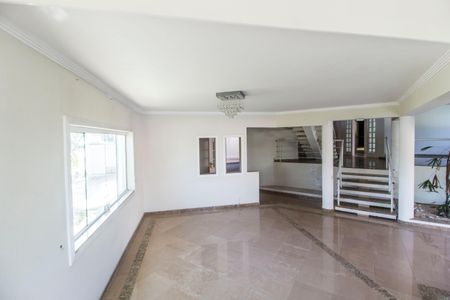 Casa de condomínio à venda com 515m², 4 quartos e 4 vagas Casa de condomínio à venda com 515m², 4 quartos e 4 vagasSala