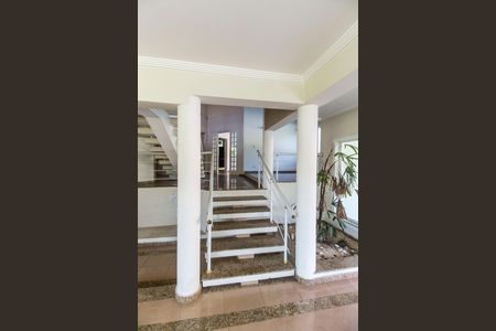 Casa de condomínio à venda com 515m², 4 quartos e 4 vagas Casa de condomínio à venda com 515m², 4 quartos e 4 vagasEscada