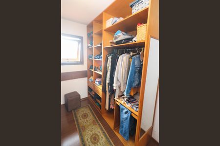 Casa à venda com 287m², 3 quartos e 4 vagas Casa à venda com 287m², 3 quartos e 4 vagasCloset da suíte