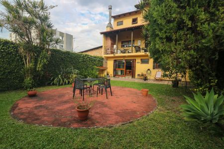Casa à venda com 287m², 3 quartos e 4 vagas Casa à venda com 287m², 3 quartos e 4 vagasQuintal