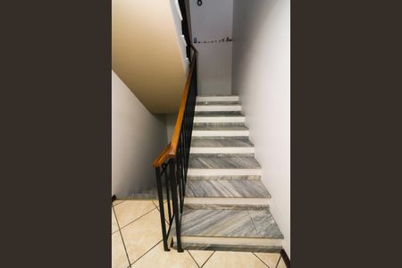 Casa à venda com 287m², 3 quartos e 4 vagas Casa à venda com 287m², 3 quartos e 4 vagasEscada