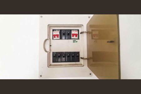 Casa à venda com 196m², 3 quartos e 3 vagas Casa à venda com 196m², 3 quartos e 3 vagasQuadro de Luz