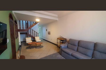 Casa à venda com 196m², 3 quartos e 3 vagas Casa à venda com 196m², 3 quartos e 3 vagasSala