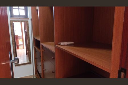 Casa de condomínio para alugar com 336m², 4 quartos e 4 vagasCloset