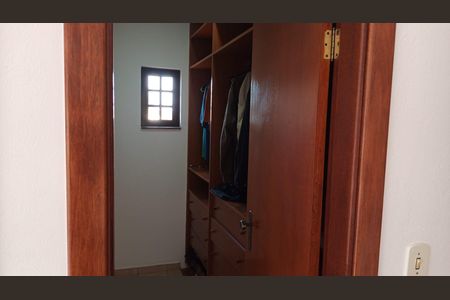 Casa de condomínio para alugar com 336m², 4 quartos e 4 vagasCloset