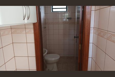 Casa de condomínio para alugar com 336m², 4 quartos e 4 vagasBanheiro de Serviço