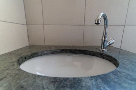 Casa à venda com 75m², 2 quartos e 2 vagasBanheiro da Suíte 1 Detalhe