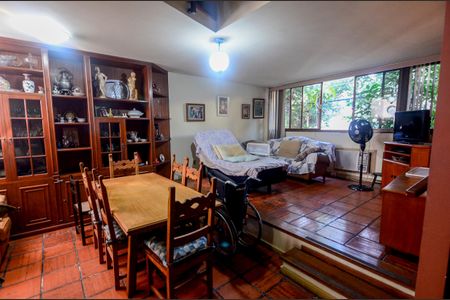 Casa à venda com 200m², 4 quartos e 2 vagas Casa à venda com 200m², 4 quartos e 2 vagasSala