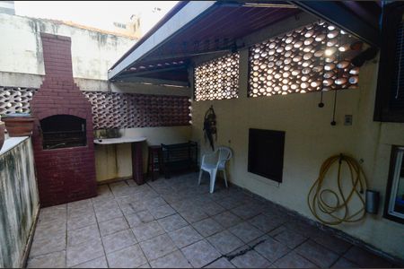 Casa à venda com 200m², 4 quartos e 2 vagas Casa à venda com 200m², 4 quartos e 2 vagasTerraço