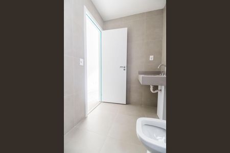 Casa de condomínio à venda com 230m², 3 quartos e 3 vagas Casa de condomínio à venda com 230m², 3 quartos e 3 vagasBanheiro da Suíte 2