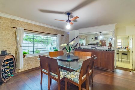 Casa à venda com 180m², 3 quartos e 2 vagasSala