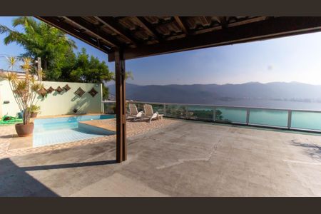 Casa à venda com 600m², 5 quartos e 2 vagas Casa à venda com 600m², 5 quartos e 2 vagasVaranda da Cozinha