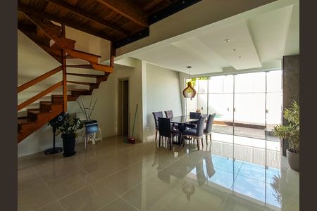Casa à venda com 157m², 3 quartos e 2 vagas Casa à venda com 157m², 3 quartos e 2 vagasSala