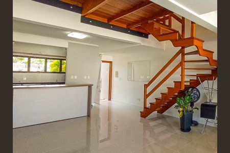 Casa à venda com 157m², 3 quartos e 2 vagas Casa à venda com 157m², 3 quartos e 2 vagasSala