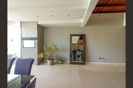 Casa à venda com 157m², 3 quartos e 2 vagas Casa à venda com 157m², 3 quartos e 2 vagasSala