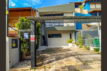 Casa à venda com 157m², 3 quartos e 2 vagas Casa à venda com 157m², 3 quartos e 2 vagasFachada