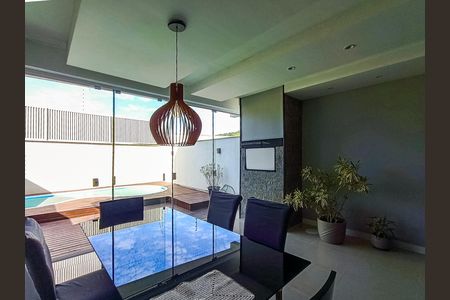 Casa à venda com 157m², 3 quartos e 2 vagas Casa à venda com 157m², 3 quartos e 2 vagasSala
