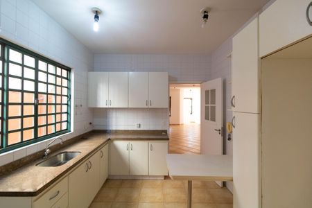 Casa à venda com 257m², 3 quartos e 2 vagas Casa à venda com 257m², 3 quartos e 2 vagasCozinha