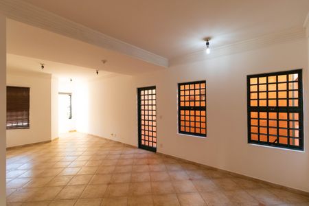 Casa à venda com 257m², 3 quartos e 2 vagas Casa à venda com 257m², 3 quartos e 2 vagasSala