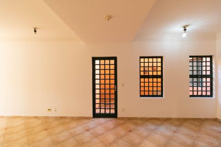 Casa à venda com 257m², 3 quartos e 2 vagas Casa à venda com 257m², 3 quartos e 2 vagasSala