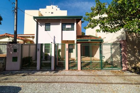 Casa à venda com 257m², 3 quartos e 2 vagas Casa à venda com 257m², 3 quartos e 2 vagasFachada