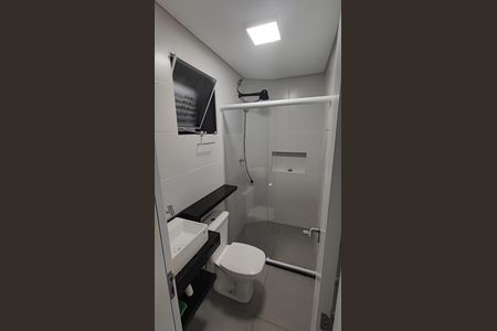 Banheiro  de kitnet/studio para alugar com 1 quarto, 18m² em Capão Raso, Curitiba