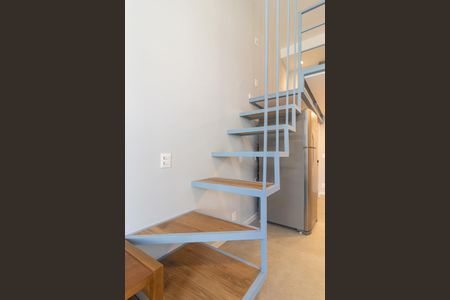 Studio para alugar com 34m², 1 quarto e sem vaga Studio para alugar com 34m², 1 quarto e sem vagaEscada