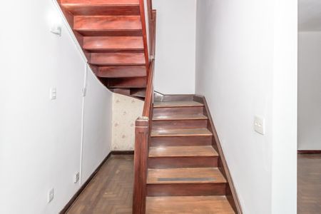 Casa à venda com 108m², 3 quartos e sem vaga Casa à venda com 108m², 3 quartos e sem vagaEscada