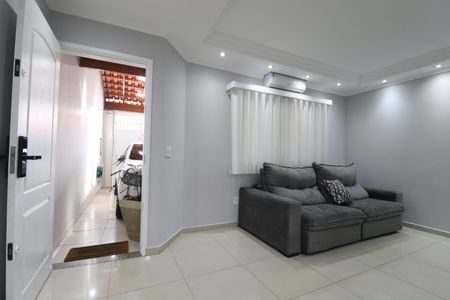 Casa à venda com 194m², 4 quartos e 2 vagasSala