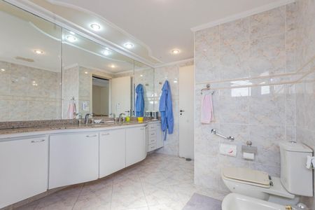 Apartamento à venda com 214m², 2 quartos e 3 vagasBanheiro da Suíte