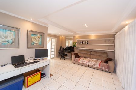 Casa à venda com 300m², 3 quartos e 2 vagas Casa à venda com 300m², 3 quartos e 2 vagasSala