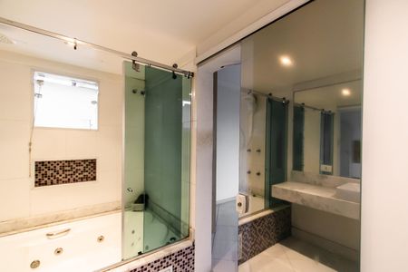 Casa à venda com 330m², 3 quartos e 4 vagas Casa à venda com 330m², 3 quartos e 4 vagasBanheiro da Suíte