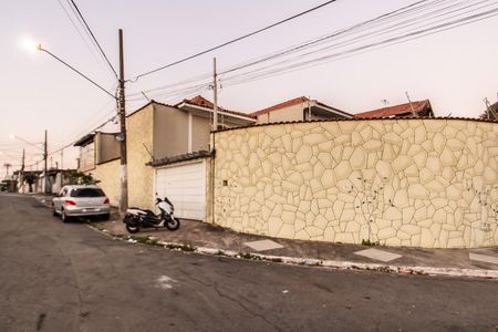 Casa à venda com 330m², 3 quartos e 4 vagas Casa à venda com 330m², 3 quartos e 4 vagasFachada